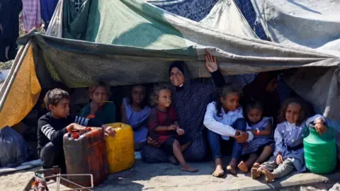 Devastating Crisis within Gaza City while Israeli Tanks Continue Operations